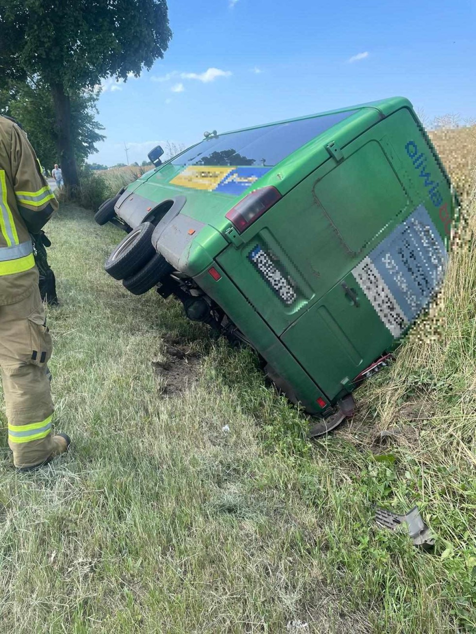 Gmina Nowy Staw. Bus w rowie – cztery osoby w szpitalu.