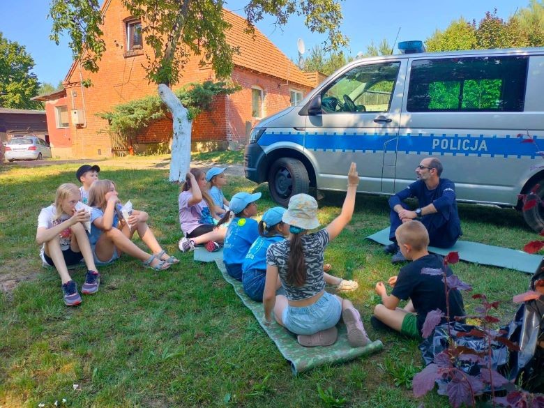 Powiat sztumski. O bezpiecznym wakacyjnym wypoczynku rozmawiał policjant z dziećmi.