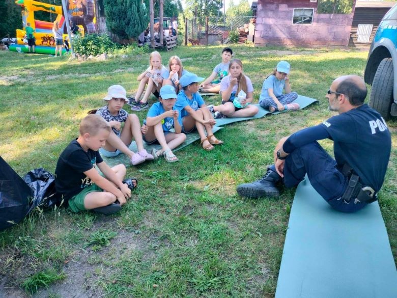 Powiat sztumski. O bezpiecznym wakacyjnym wypoczynku rozmawiał policjant z dziećmi.