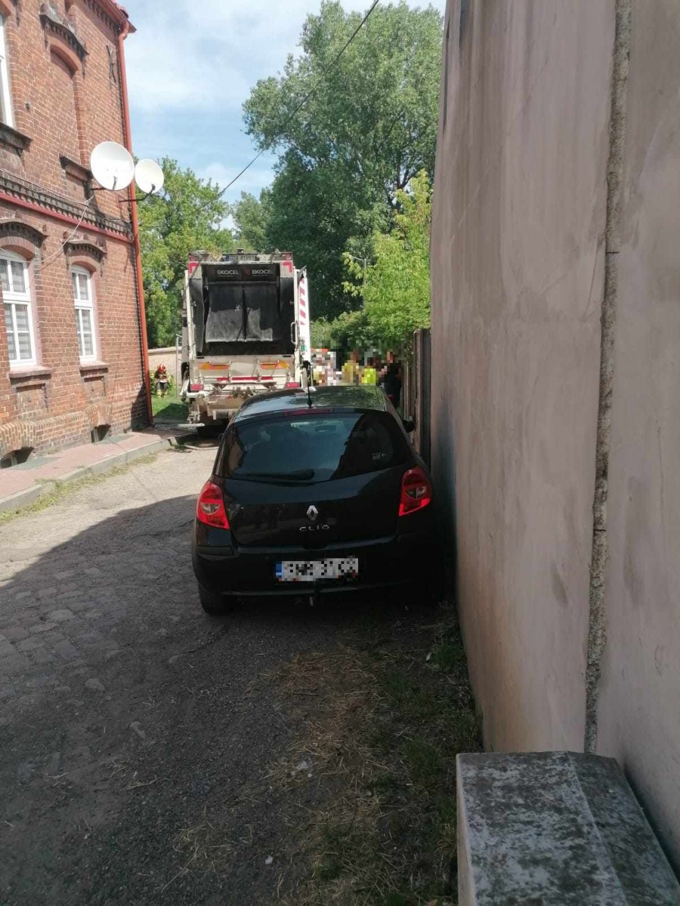 Nowy Staw. Kierowca zakleszczony w pojeździe po uderzeniu śmieciarki.