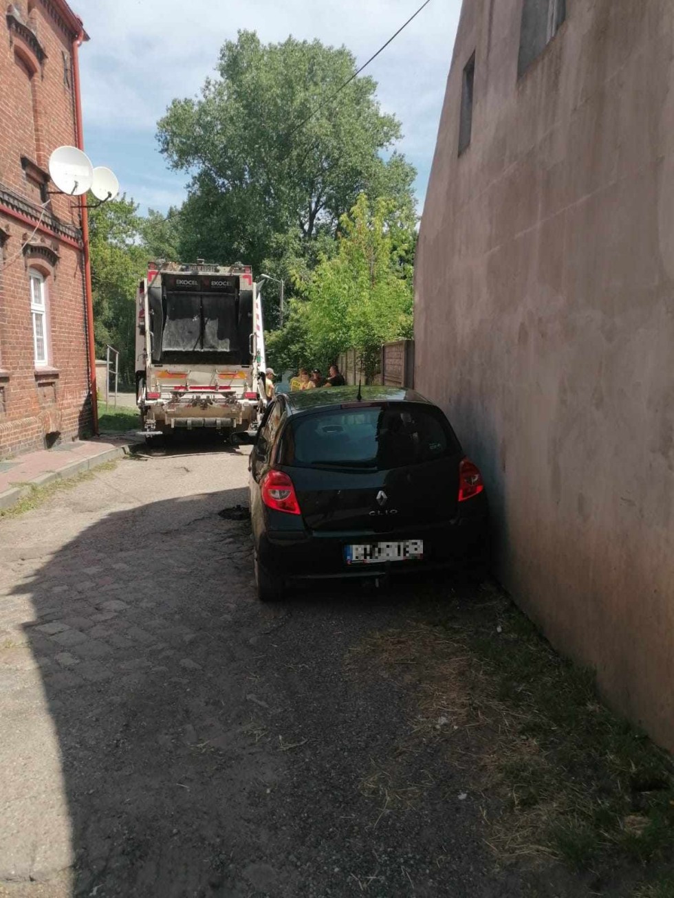 Nowy Staw. Kierowca zakleszczony w pojeździe po uderzeniu śmieciarki.