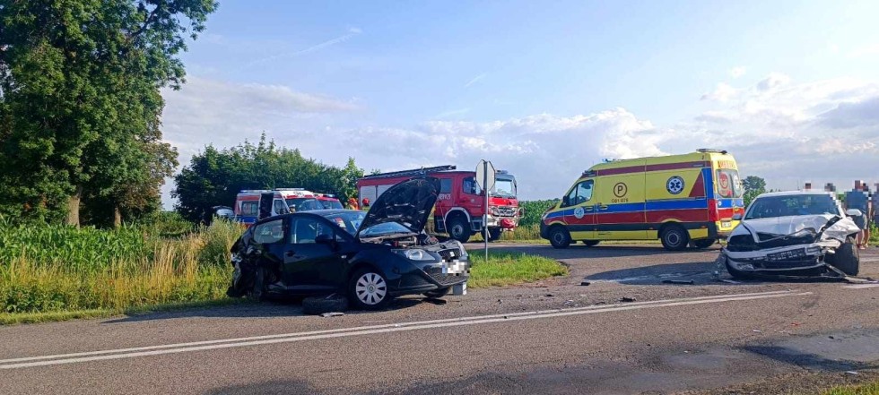 Gmina Nowy Staw. 6 osób poszkodowanych w zderzeniu dwóch osobówek.