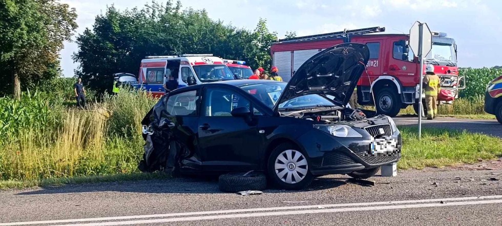 Gmina Nowy Staw. 6 osób poszkodowanych w zderzeniu dwóch osobówek.