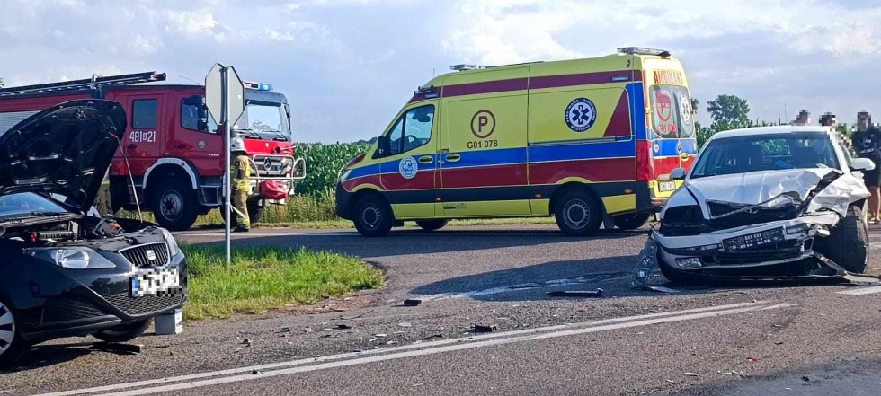 Gmina Nowy Staw. 6 osób poszkodowanych w zderzeniu dwóch osobówek.