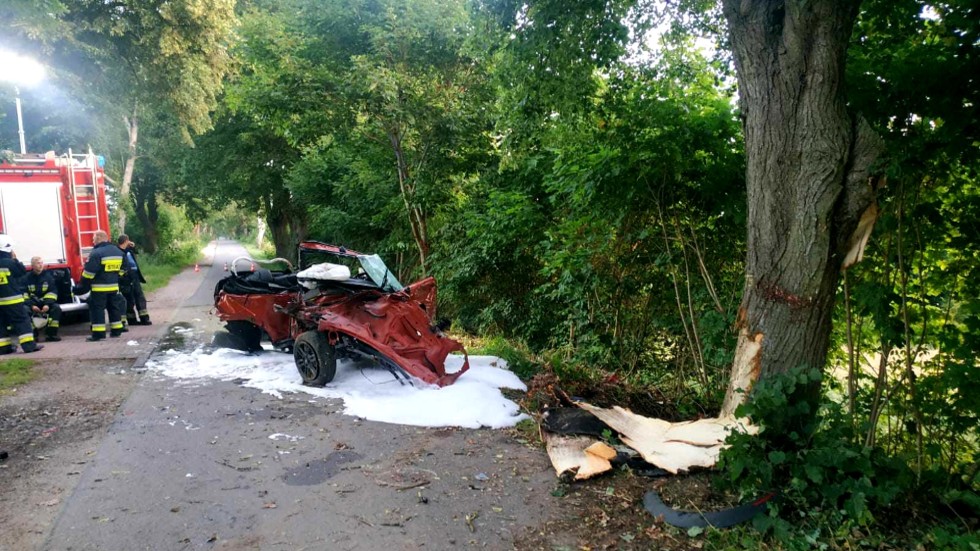 Powiat sztumski. Trzy osoby zginęły po uderzeniu w drzewo. Za kierownicą siedział 16-latek.