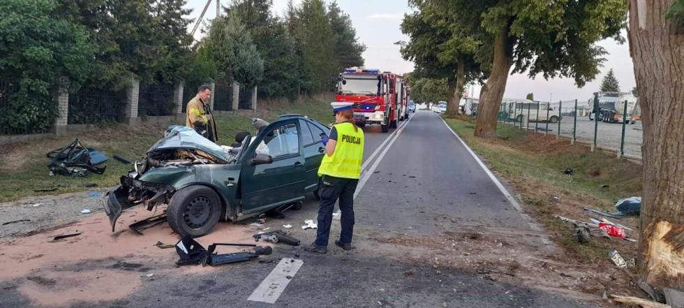 Powiat sztumski. 20-latka w ciąży nie żyje po uderzeniu samochodu w drzewo.