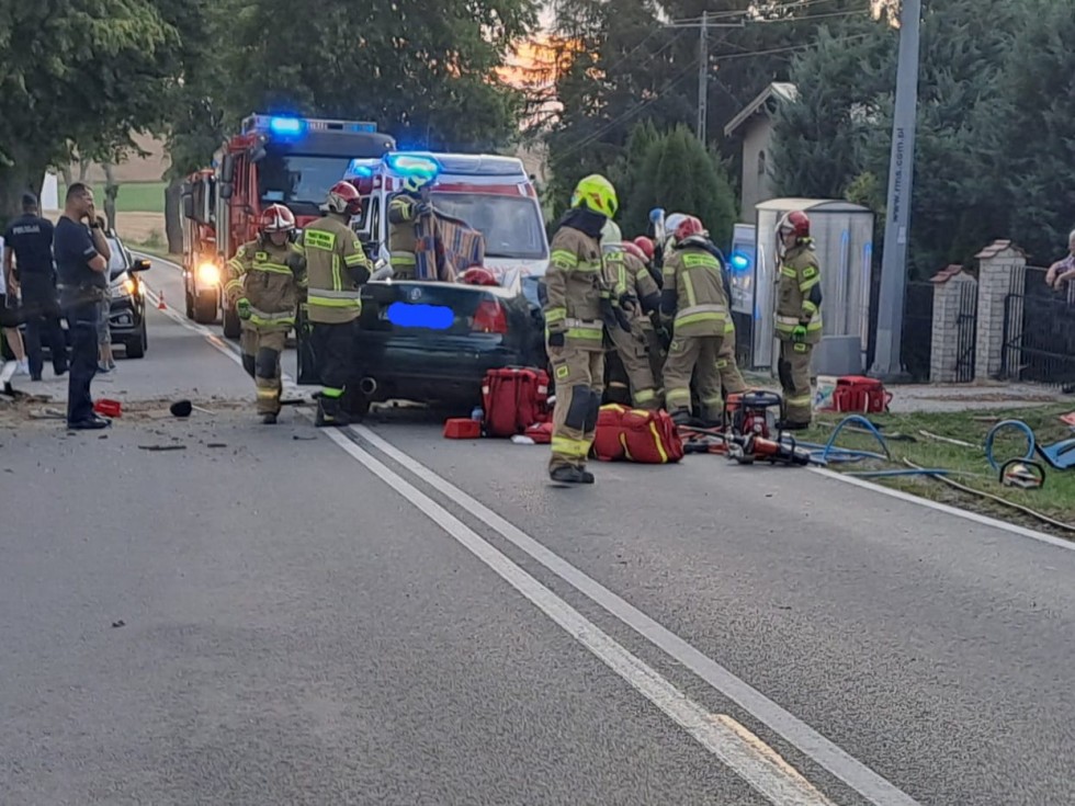 Powiat sztumski. 20-latka w ciąży nie żyje po uderzeniu samochodu w drzewo.