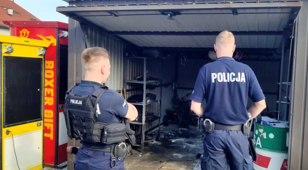 Krynica Morska. Paliło się w wypożyczalni skuterów elektrycznych – pożar ugasili policjanci.