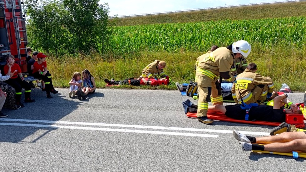 Powiat nowodworski. Wypadek masowy z udziałem autobusu i pojazdu dostawczego w Kmiecinie – ćwiczenia strażaków.