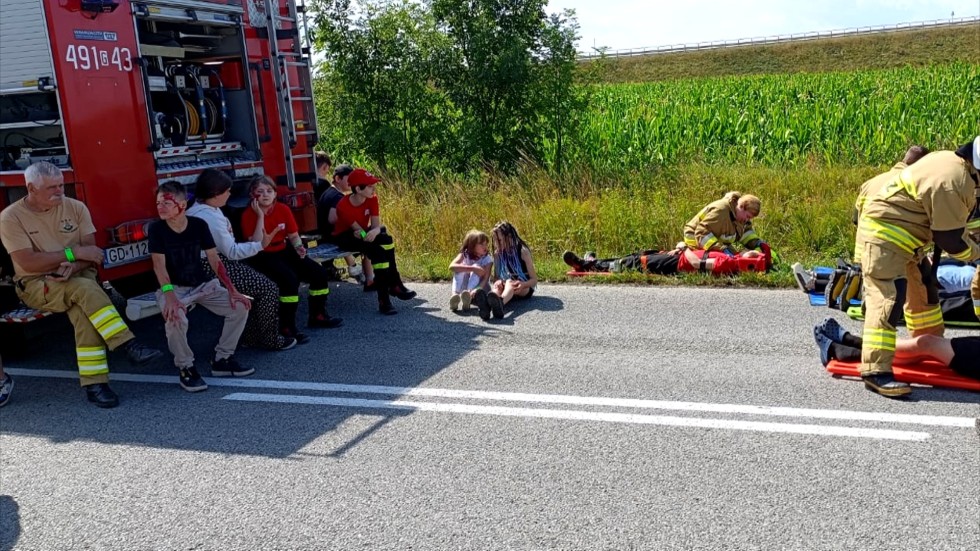 Powiat nowodworski. Wypadek masowy z udziałem autobusu i pojazdu dostawczego w Kmiecinie – ćwiczenia strażaków.