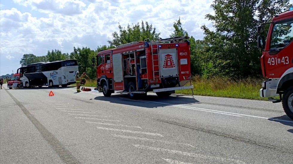 Powiat nowodworski. Wypadek masowy z udziałem autobusu i pojazdu dostawczego w Kmiecinie – ćwiczenia strażaków.