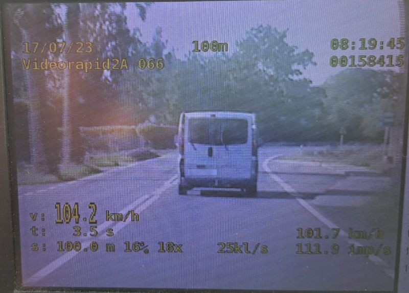 Tragamin. W terenie zabudowanym jechał z prędkością 104 km/h – stracił prawo jazdy.