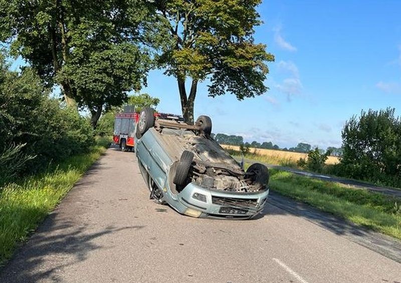 Lichnowy. Zaśnięcie kierującej prawdopodobną przyczyną dachowania samochodu.