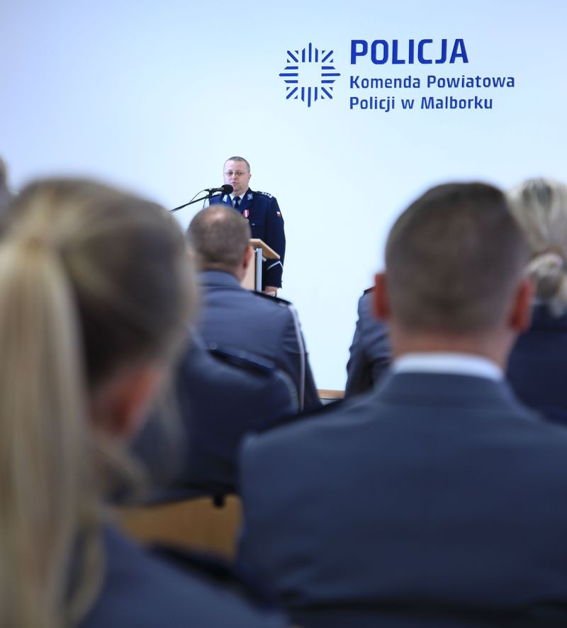 Malbork. Święto Policji – wręczono awanse i odznaczenia.