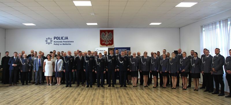 Malbork. Święto Policji – wręczono awanse i odznaczenia.