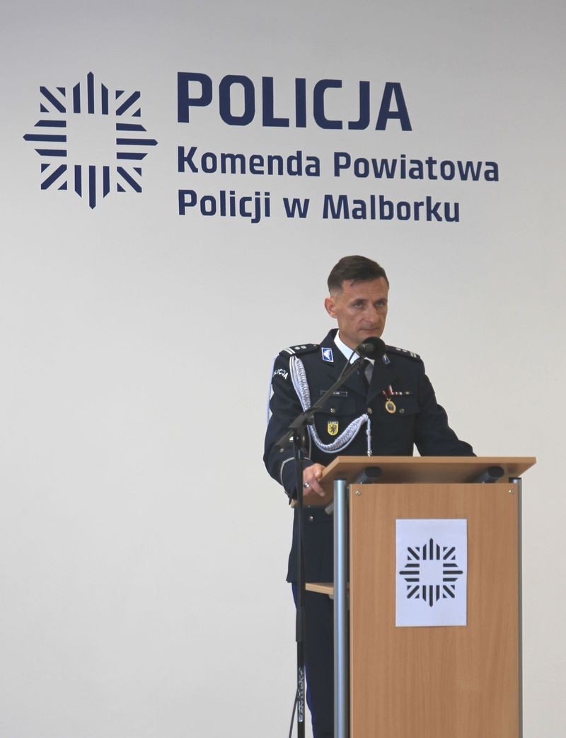 Malbork. Święto Policji – wręczono awanse i odznaczenia.