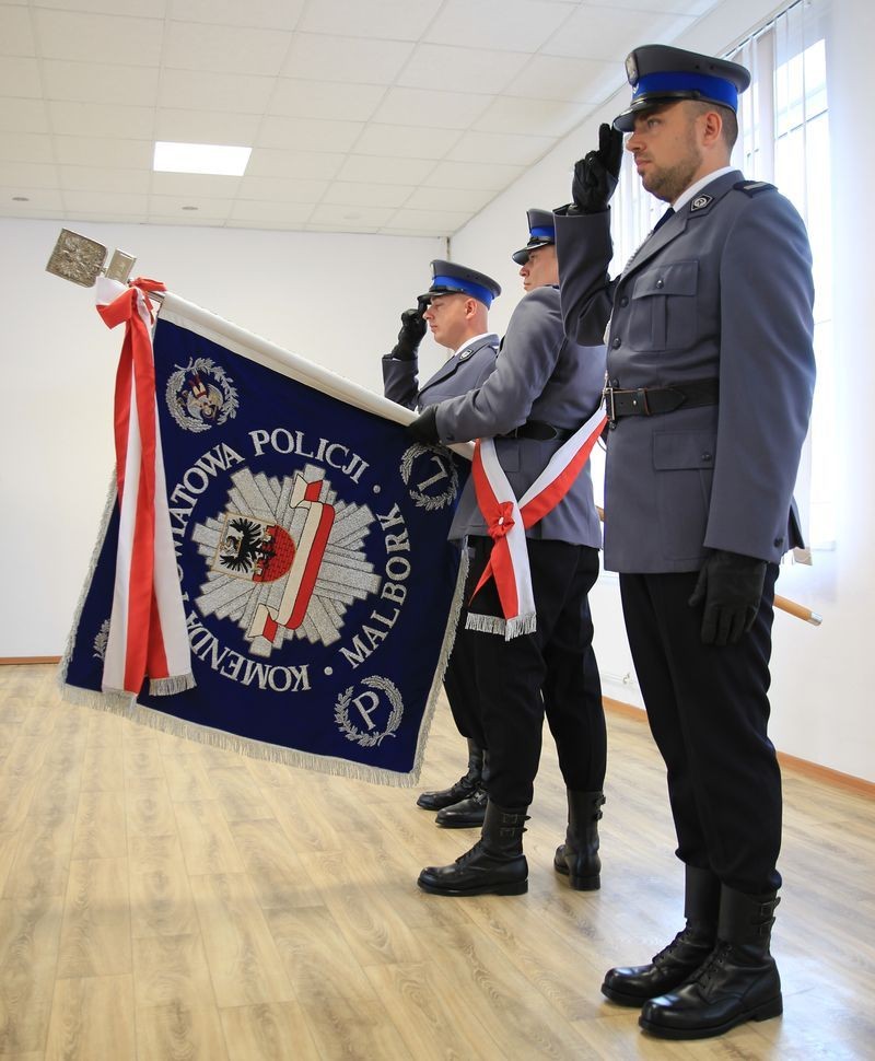 Malbork. Święto Policji – wręczono awanse i odznaczenia.