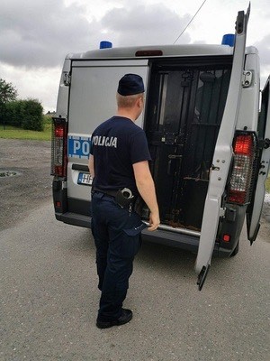 Powiat sztumski. Wybił szyby, uszkodził drzwi i groził właścicielce domu.