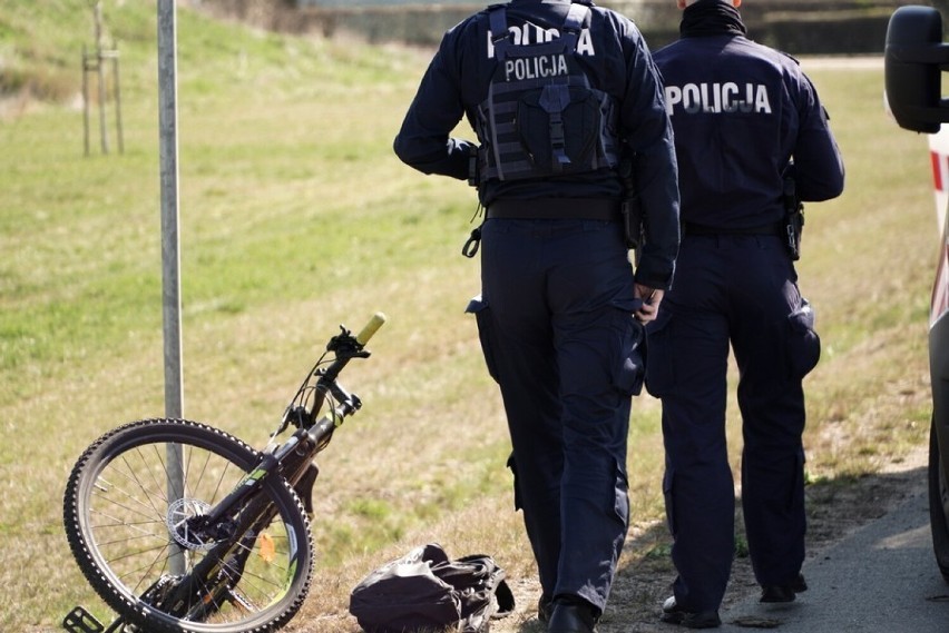 Powiat nowodworski. Policjanci zatrzymali nietrzeźwych rowerzystów i jadącego hulajnogą elektryczną – jeden z nich miał 2 promile alkoholu.
