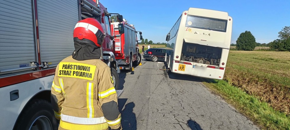 Rybina. Kolizja drogowa z udziałem autobusu i dwóch osobówek.
