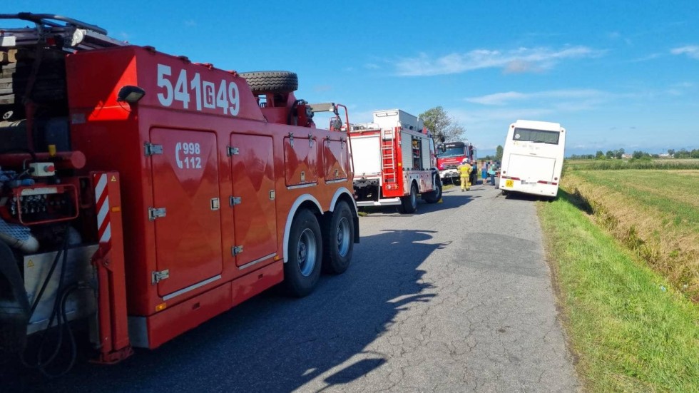 Rybina. Kolizja drogowa z udziałem autobusu i dwóch osobówek.