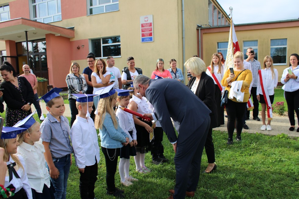 Miłoradz. Rozpoczęcie roku szkolnego i uroczyste ślubowanie pierwszoklasistów.