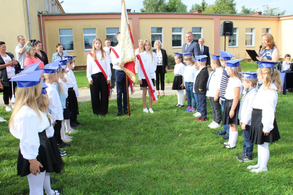 Miłoradz. Rozpoczęcie roku szkolnego i uroczyste ślubowanie pierwszoklasistów.