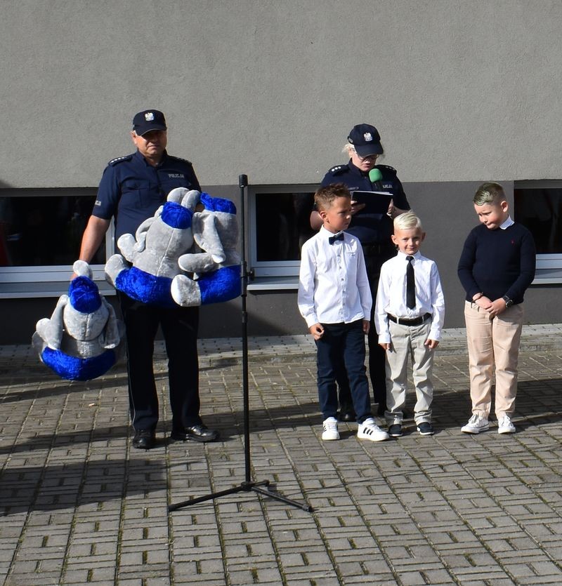 Malbork. Trzech chłopców nagrodzonych przez Komendanta Policji za wzorową postawę.