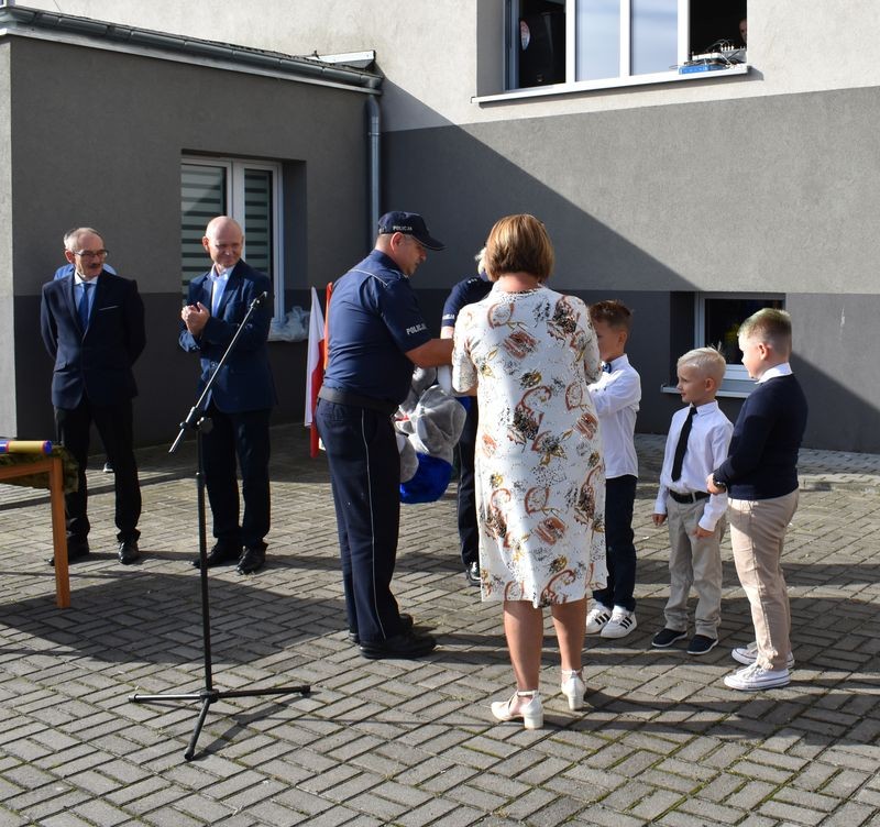 Malbork. Trzech chłopców nagrodzonych przez Komendanta Policji za wzorową postawę.