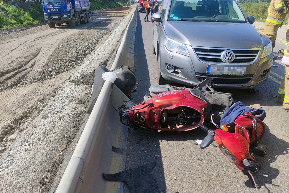 DK22. Zderzenie osobówki z motorowerem w Kończewicach – jedna osoba w szpitalu.