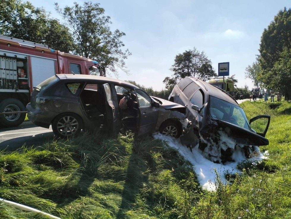 DK55. Zderzenie czołowe dwóch osobówek – trzy osoby poszkodowane.