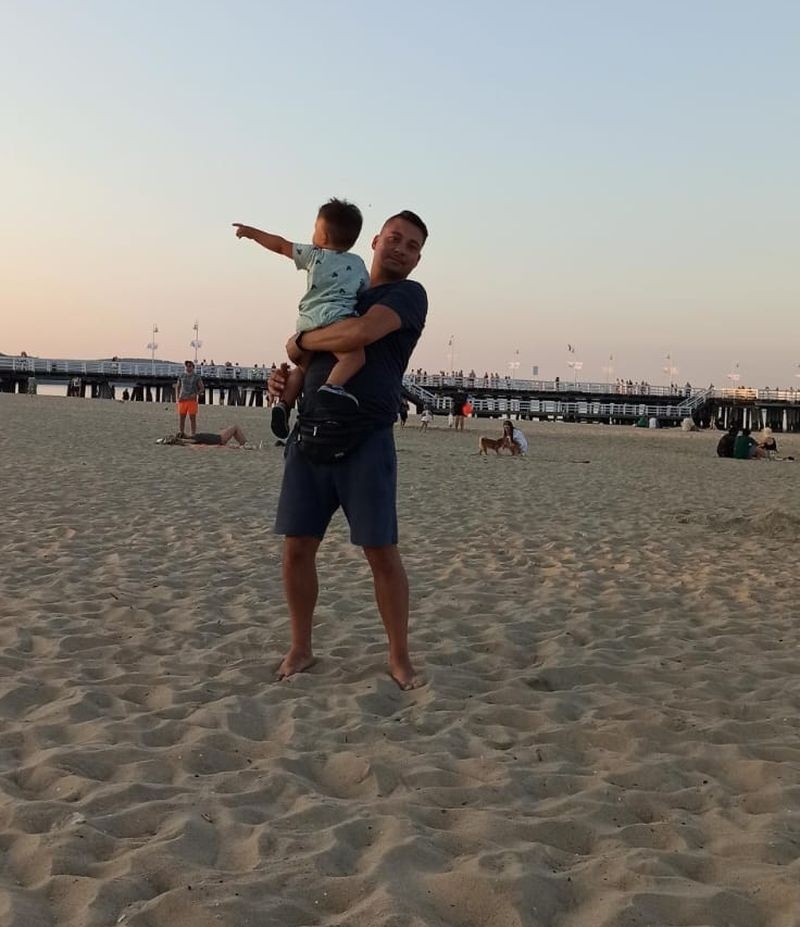 Malborski policjant pomógł zagubionemu dziecku na plaży w Sopocie.