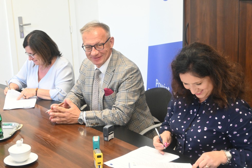 Powiat nowodworski. Kolejne drogi powiatowe zostaną przebudowane – podpisano umowę.