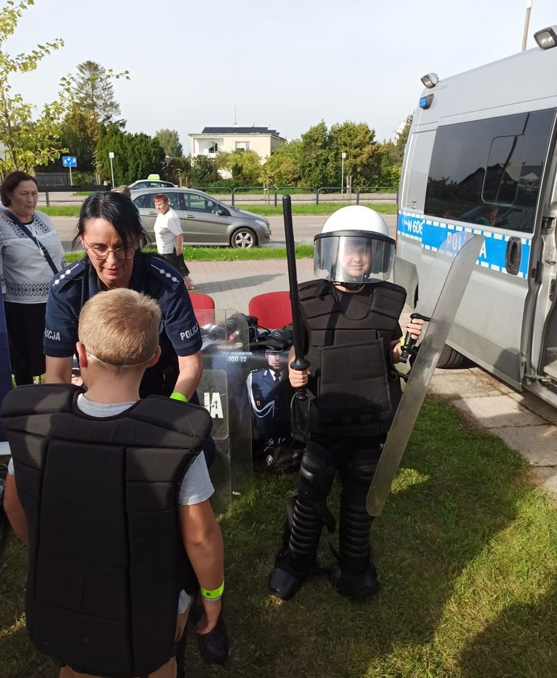 Malborscy policjanci na festynach promowali swój zawód i rozmawiali o bezpieczeństwie.