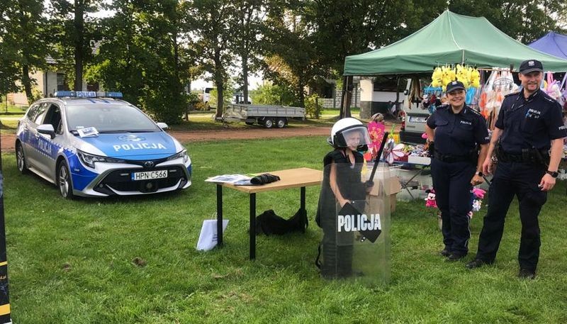 Malborscy policjanci na festynach promowali swój zawód i rozmawiali o bezpieczeństwie.