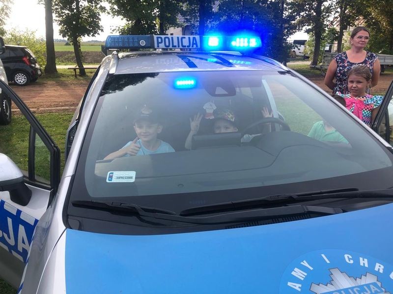 Malborscy policjanci na festynach promowali swój zawód i rozmawiali o bezpieczeństwie.