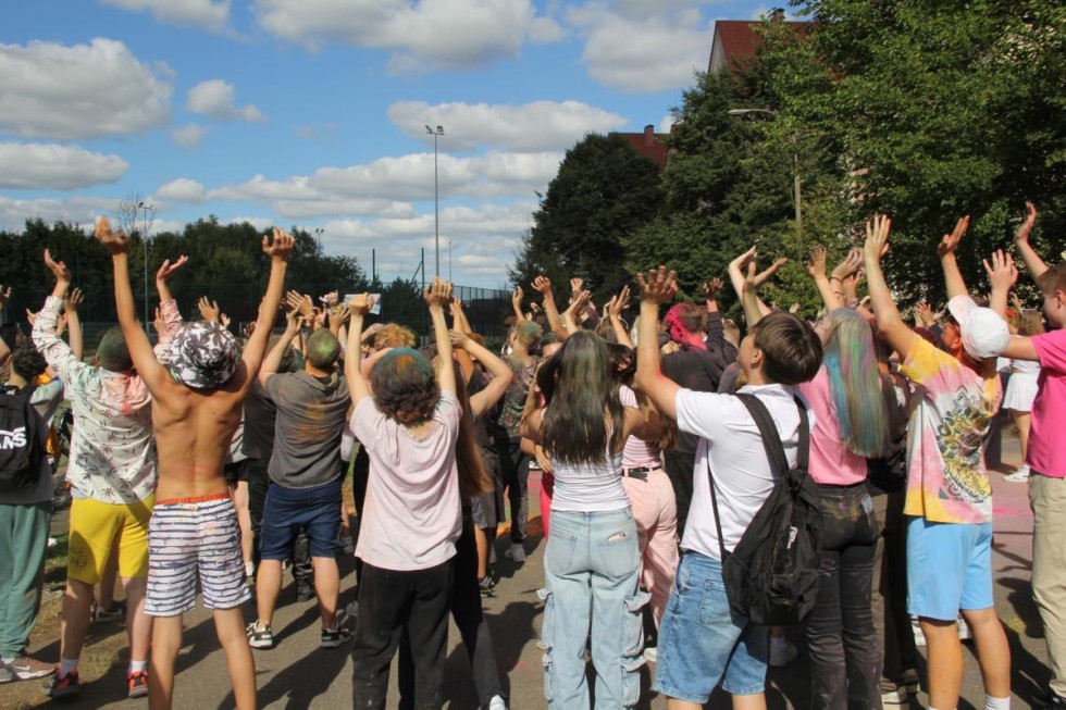 Malbork. Kolorowe i śpiewające otrzęsiny pierwszoklasistów w Technikum nr 3.