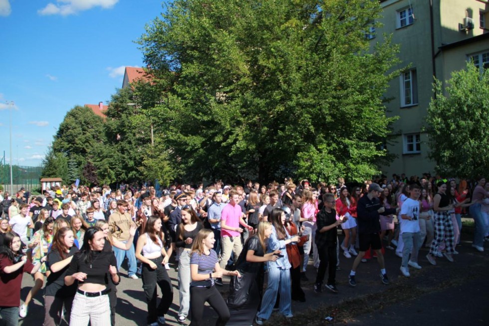 Malbork. Kolorowe i śpiewające otrzęsiny pierwszoklasistów w Technikum nr 3.