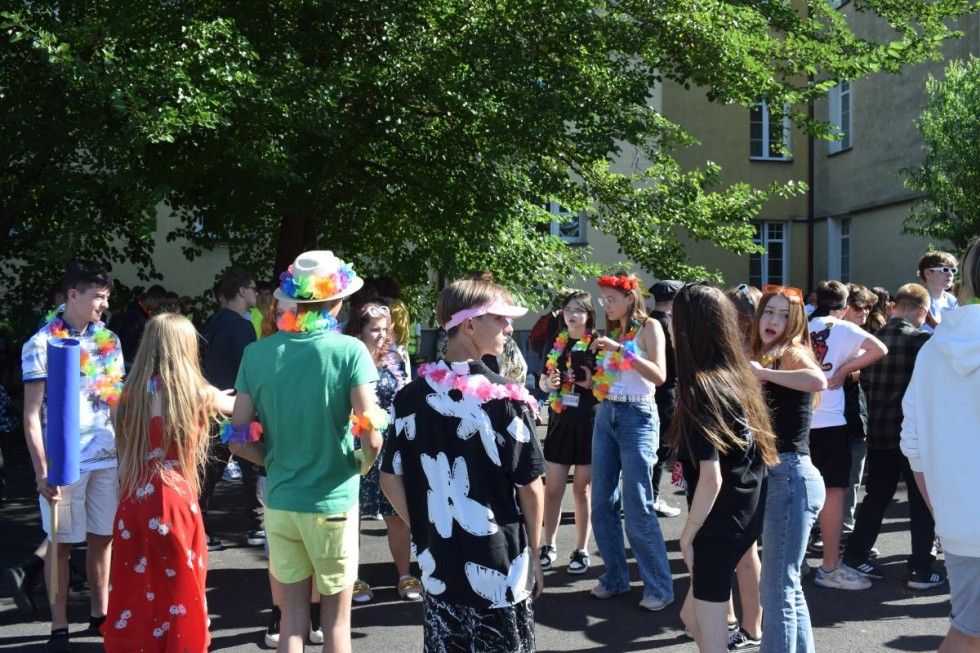 Malbork. Kolorowe i śpiewające otrzęsiny pierwszoklasistów w Technikum nr 3.