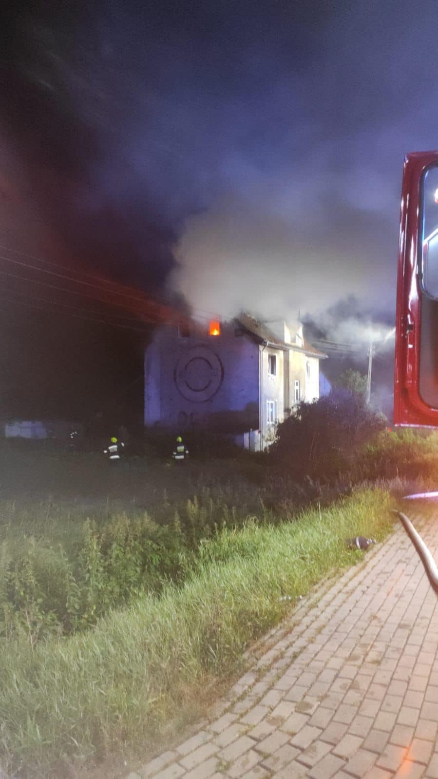 Powiat elbląski. Dramat w Jegłowniku - kobieta z dziećmi wyskoczyła z okna palącego się budynku.
