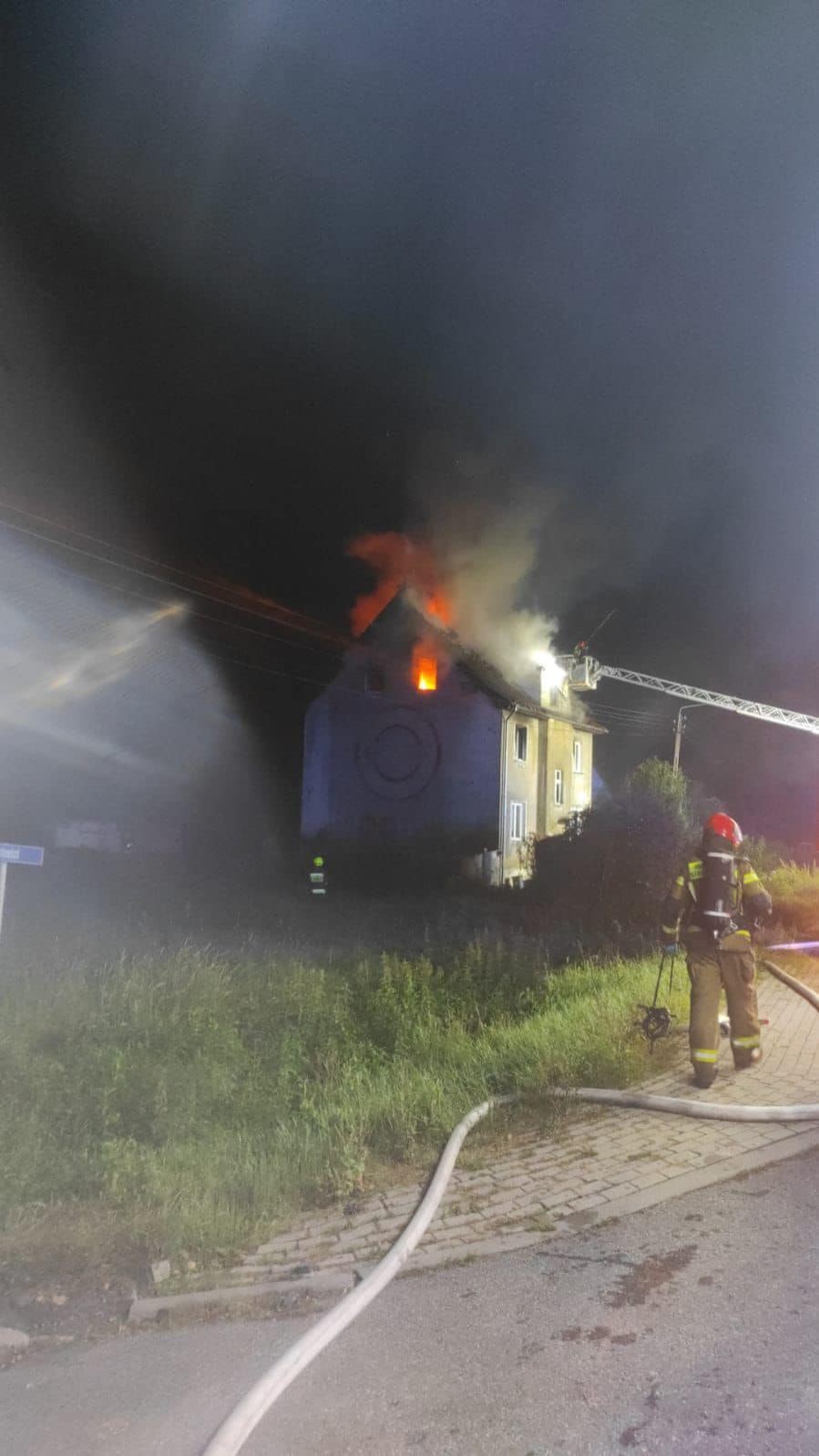 Powiat elbląski. Dramat w Jegłowniku - kobieta z dziećmi wyskoczyła z okna palącego się budynku.