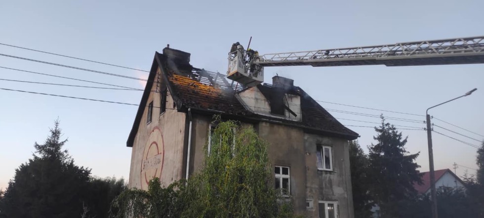 Powiat elbląski. Dramat w Jegłowniku - kobieta z dziećmi wyskoczyła z okna palącego się budynku.