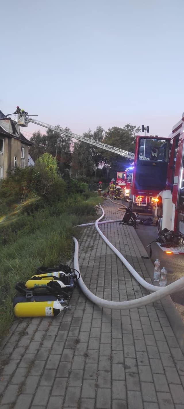 Powiat elbląski. Dramat w Jegłowniku - kobieta z dziećmi wyskoczyła z okna palącego się budynku.