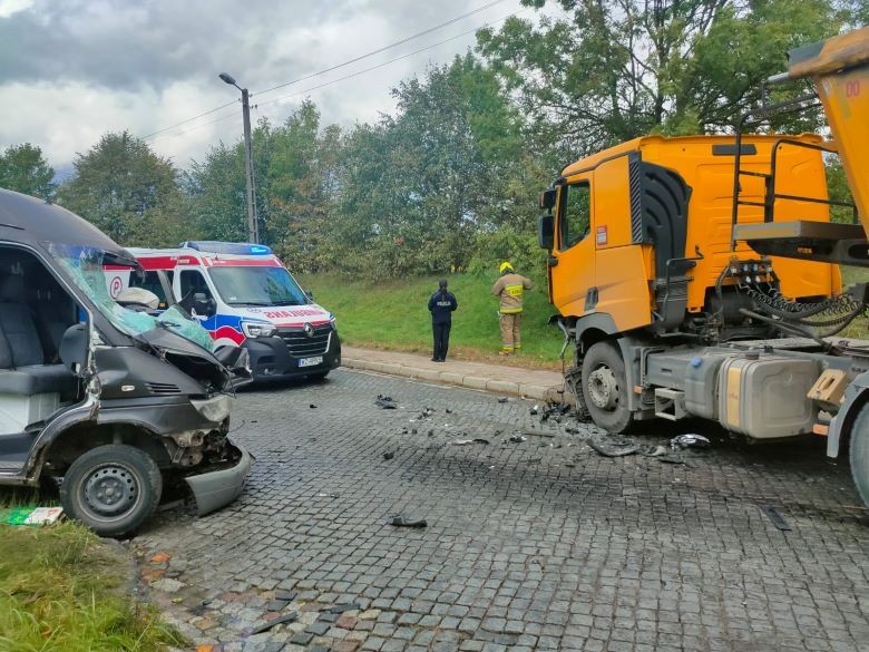 Dzierzgoń. Zderzenie samochodu kurierskiego z ciężarówką – kierowca bez uprawnień.