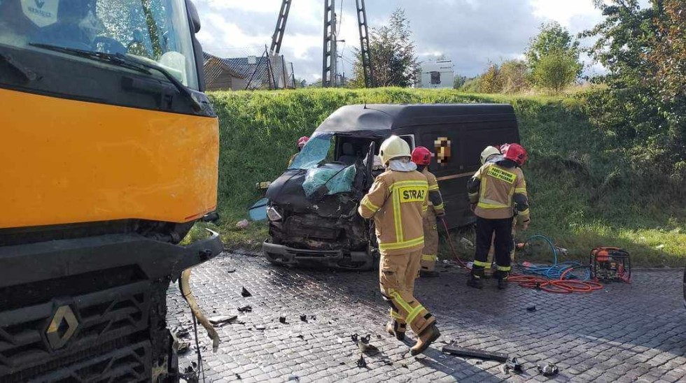 Dzierzgoń. Zderzenie samochodu kurierskiego z ciężarówką – kierowca bez uprawnień.
