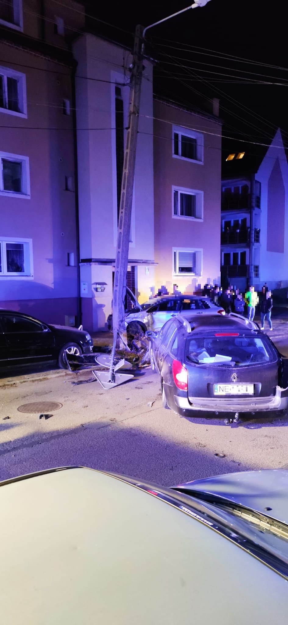 Malbork. Policyjny pościg za samochodem ulicami miasta zakończony na latarni – za kierownicą 16-latek.