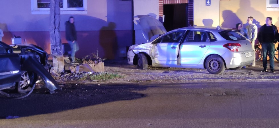 Malbork. Policyjny pościg za samochodem ulicami miasta zakończony na latarni – za kierownicą 16-latek.