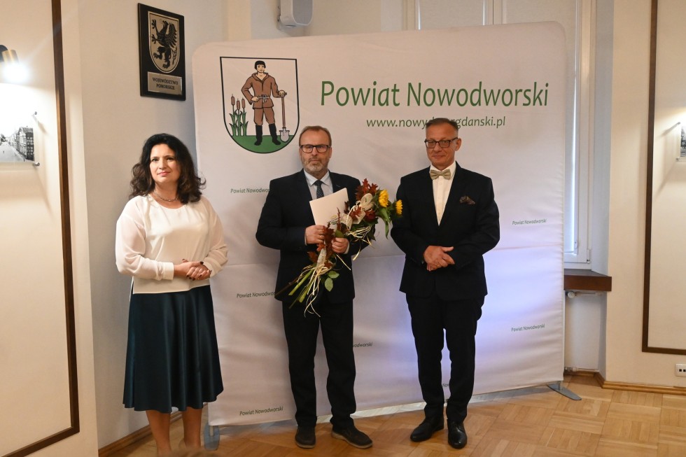 Nowy Dwór Gdański. Nagrody Starosty dla pracowników oświaty z okazji Dnia Edukacji Narodowej.
