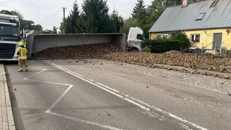 Powiat sztumski. Ciężarówka z burakami zablokowała drogę w Kołozębiu.