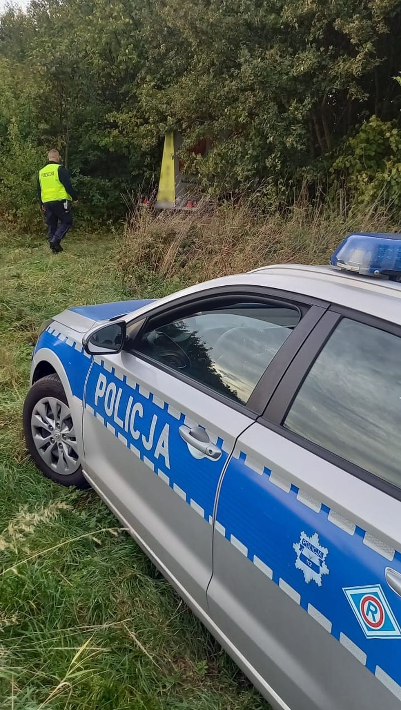 Malbork. Policjanci odzyskali skradzioną przyczepkę z banerem wyborczym.